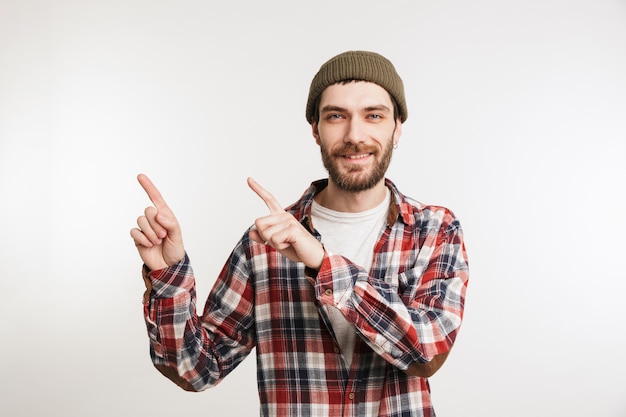 Ritratto di un uomo barbuto soddisfatto in camicia a quadri