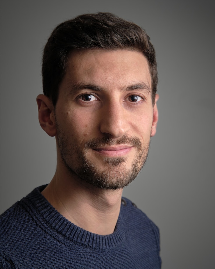 Foto ritratto di un uomo barbuto sorridente