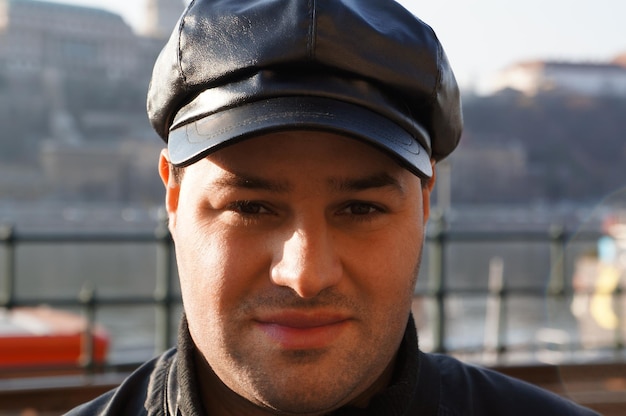 Ritratto di un uomo bello e serio