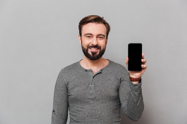 Ritratto di un uomo casual sorridente