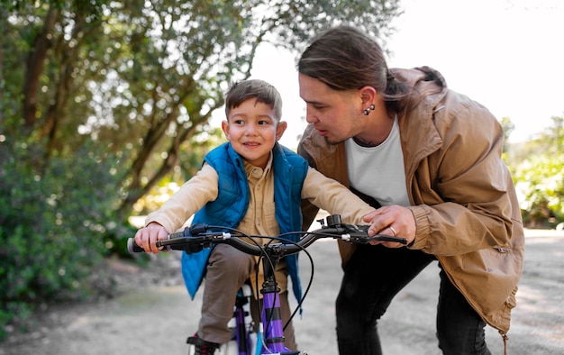 Ritratto di un uomo che celebra la festa del padre con il suo bambino