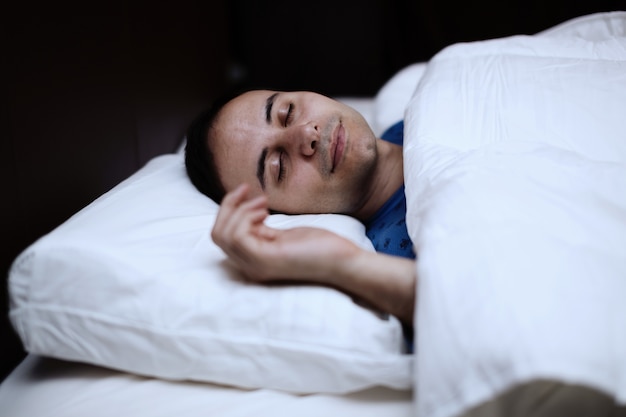 Ritratto di un uomo che dorme profondamente nella sua camera da letto