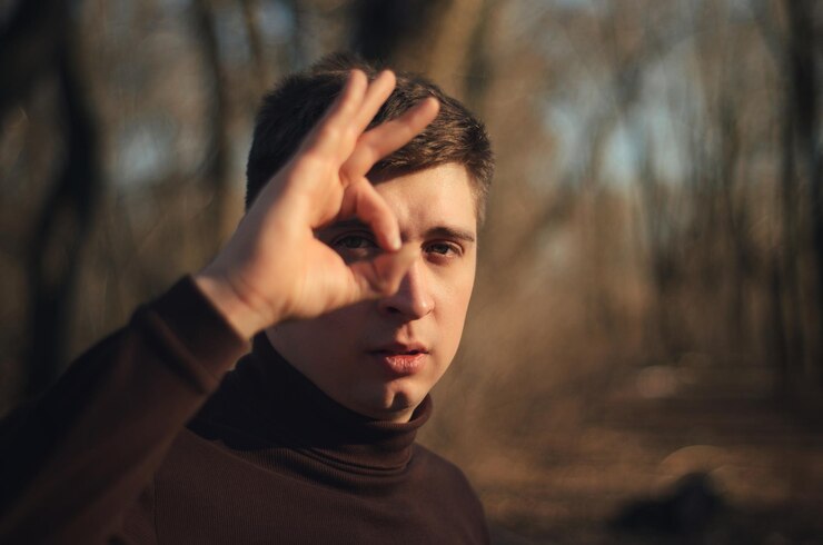 Foto ritratto di un uomo che fa gesti nella foresta