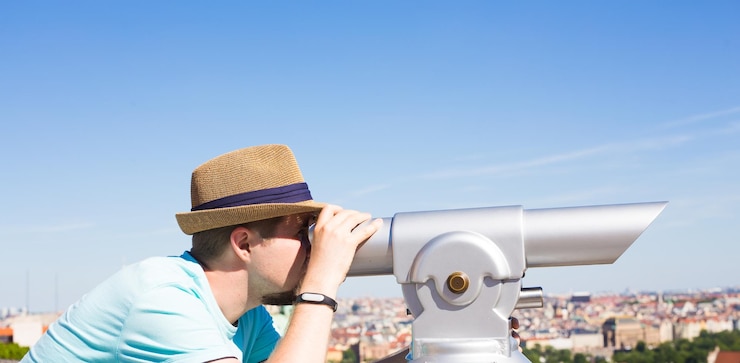 Foto ritratto di un uomo che indossa un cappello contro il cielo
