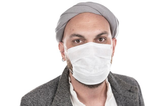 Ritratto di un uomo che indossa una maschera da coronavirus