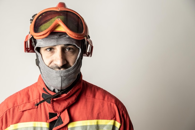 Ritratto di un uomo che indossa una maschera su uno sfondo grigio