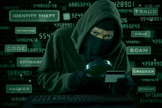 Ritratto di un uomo che usa un telefono cellulare