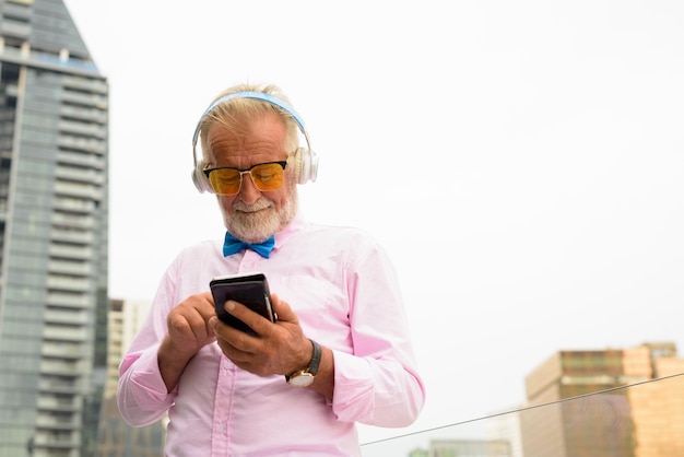Ritratto di un uomo che usa un telefono cellulare