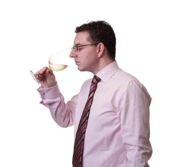 Ritratto di un uomo con cravatta annusare un bicchiere di vino bianco