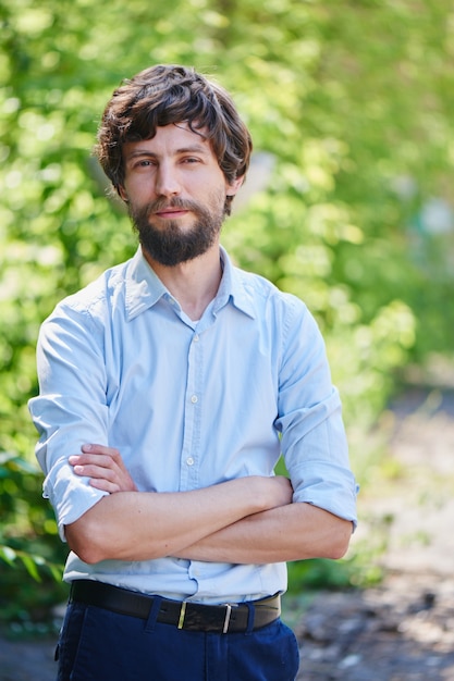 Ritratto di un uomo con la barba in camicia nel parco