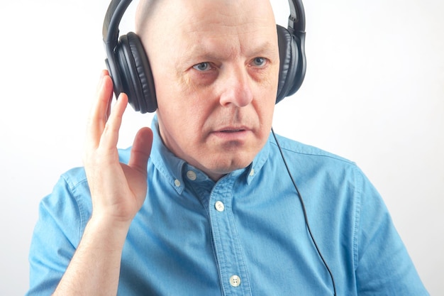 Ritratto di un uomo con le cuffie in relax ascoltando la sua musica preferita