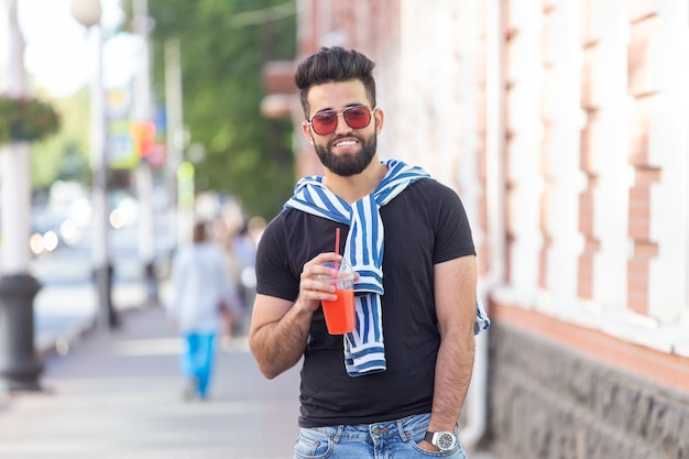 Ritratto di un uomo con un bicchiere di succo