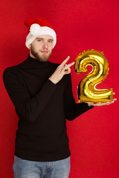 Ritratto di un uomo con un cappello rosso con il numero due