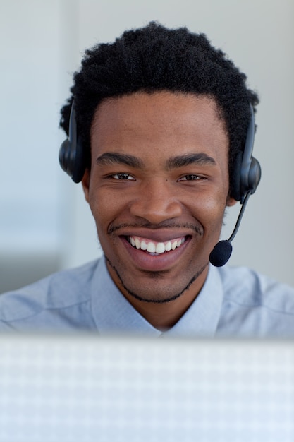 Ritratto di un uomo d&#39;affari afroamericano sorridente in un call center