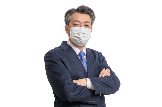 Ritratto di un uomo d'affari asiatico di mezza età che indossa una maschera bianca.
