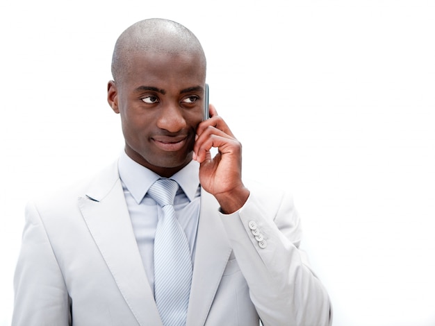 Ritratto di un uomo d&#39;affari attraente che parla sul telefono