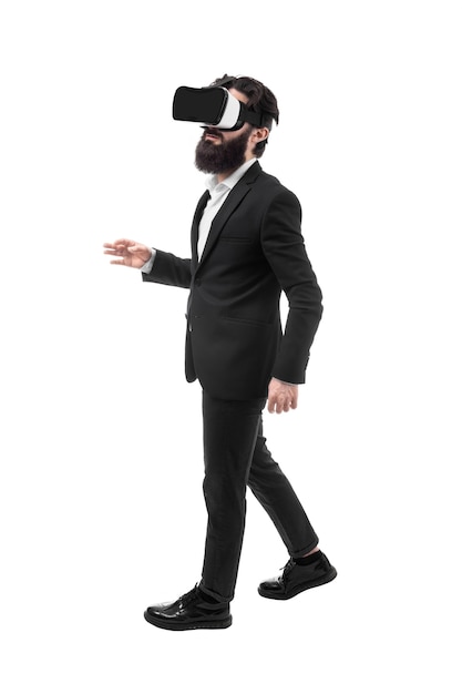 ritratto di un uomo d'affari barbuto in occhiali per realtà virtuale, isolato su sfondo bianco