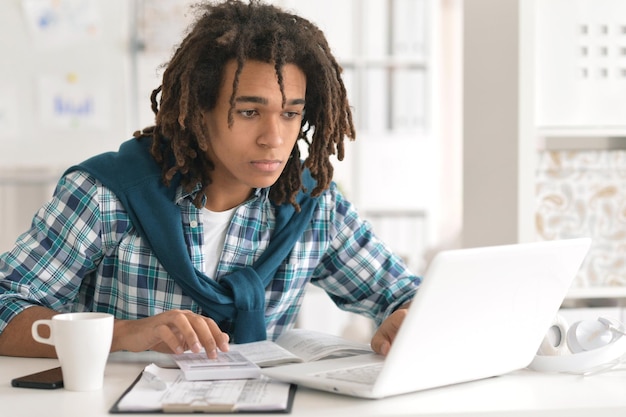 Ritratto di un uomo d'affari con un computer portatile