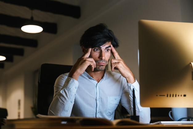 Ritratto di un uomo d'affari concentrato fiducioso di lavoro