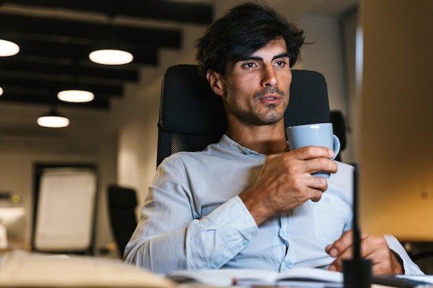 Ritratto di un uomo d'affari concentrato fiducioso di lavoro