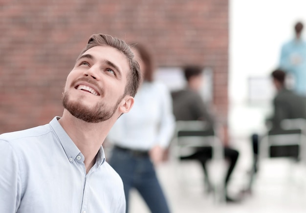 Ritratto di un uomo d'affari fiducioso sorridente bello