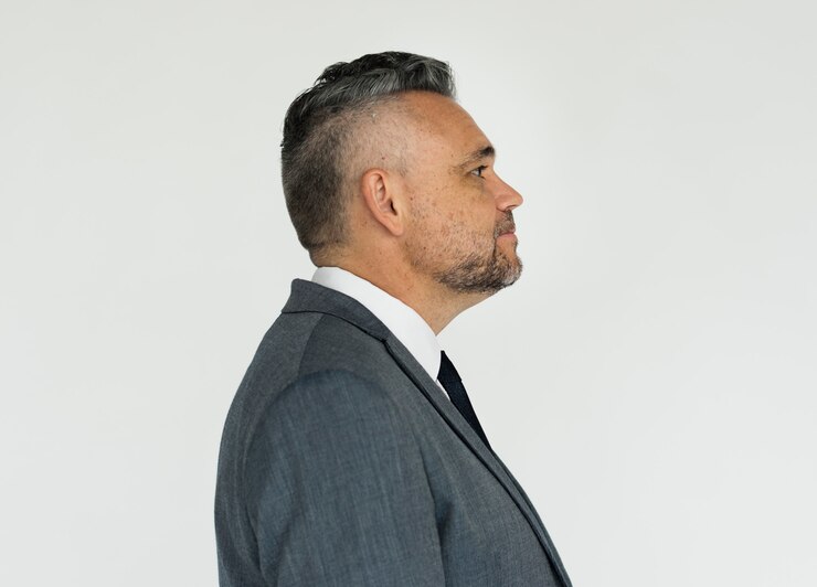 Foto ritratto di un uomo dall'aspetto azzimato