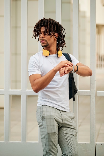 Ritratto di un uomo di colore con il concetto di Dreadlocks lifestyle