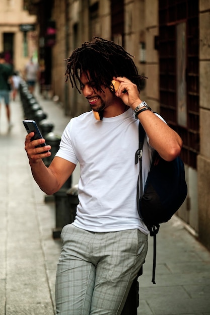 Ritratto di un uomo di colore con il concetto di Dreadlocks lifestyle