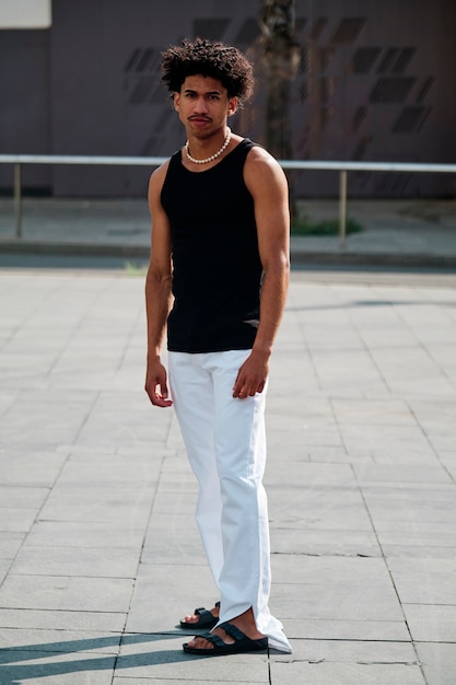 Ritratto di un uomo di colore in città - concetto di moda