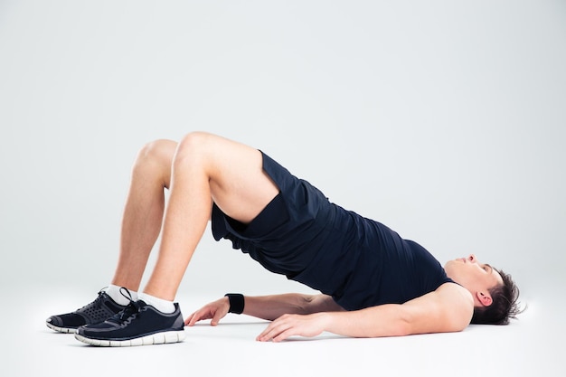 Ritratto di un uomo di forma fisica che fa esercizi di yoga isolato