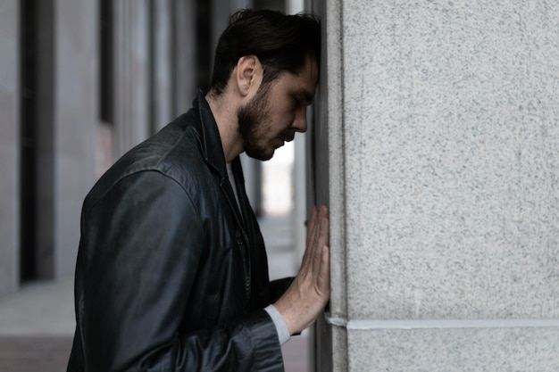 Ritratto di un uomo di mezza età con disturbo da stress post-traumatico