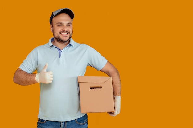 Ritratto di un uomo di mezza età con la barba e un sorriso con denti bianchi in un berretto e polo blu