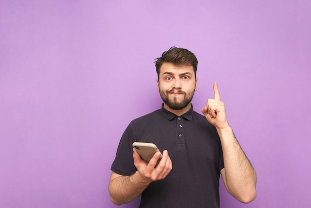 Ritratto di un uomo divertente con la barba e un telefono