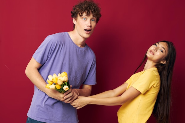 Ritratto di un uomo e di una donna un bouquet di fiori gialli a base di amicizia sfondo giallo inalterato