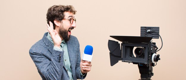 ritratto di un uomo e la sua macchina fotografica su uno sfondo color crema