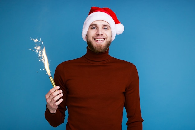 Ritratto di un uomo felice con le stelle filanti