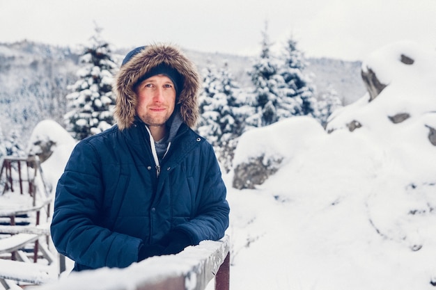 Ritratto di un uomo in abiti invernali.