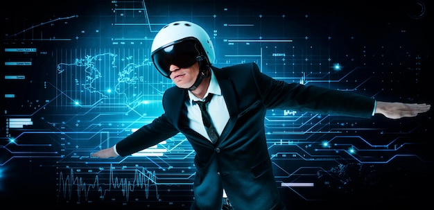 Ritratto di un uomo in giacca e casco. Mostra che sta volando sullo sfondo di un ologramma futuristico. Concetto di affari. Tecnologie Internet.