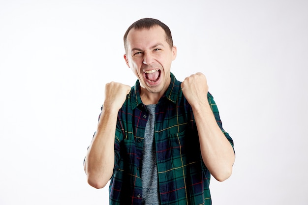 Ritratto di un uomo in posa in studio