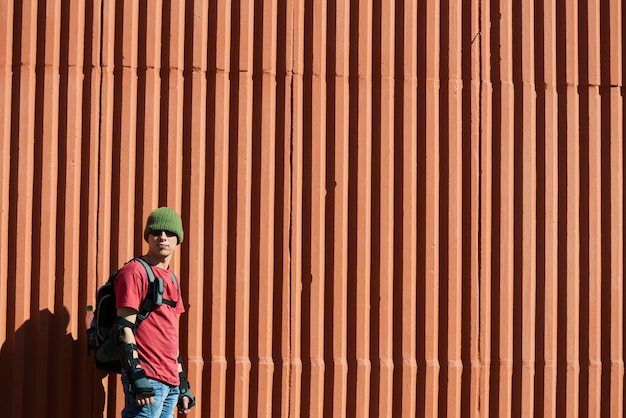 Ritratto di un uomo in tenuta protettiva contro il muro rosso