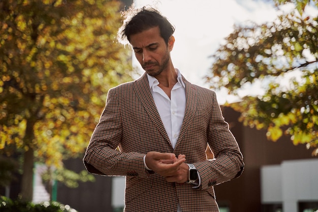 Ritratto di un uomo indiano urbano alla moda uomo urbano in strada