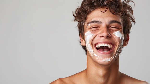 Ritratto di un uomo le sue guance coperte sorrisi crema mentre copre gli occhi durante la cura della pelle Generative ai