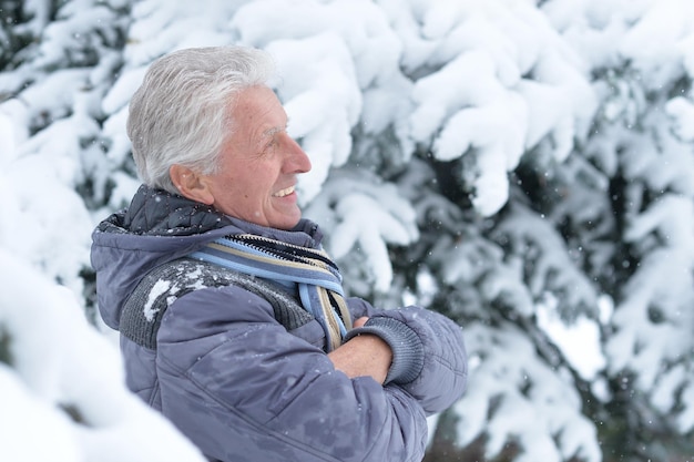 Ritratto di un uomo maturo in posa all'aperto in inverno