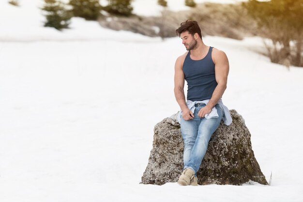 Ritratto di un uomo modello in piedi all'aperto