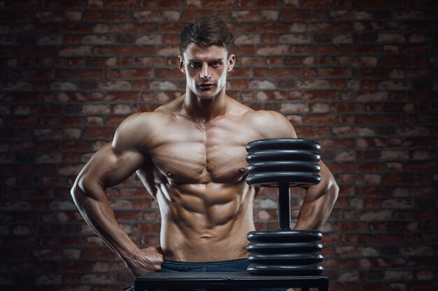 Ritratto di un uomo muscoloso in palestra