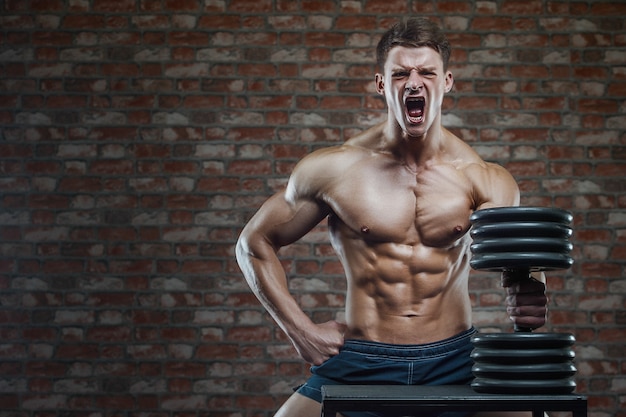 Ritratto di un uomo muscoloso in palestra