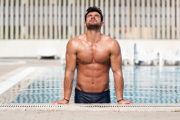 Ritratto Di Un Uomo Muscoloso In Piscina