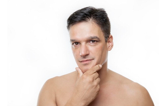Ritratto di un uomo senza camicia su uno sfondo bianco