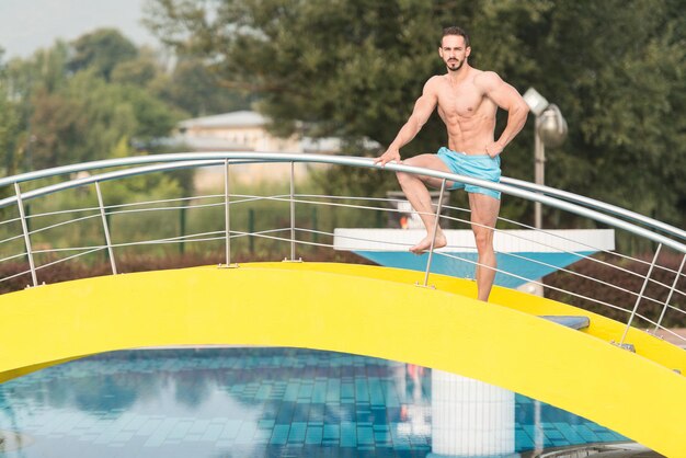 Ritratto Di Un Uomo Sexy Molto Muscoloso In Biancheria Intima Che Riposa In Piscina