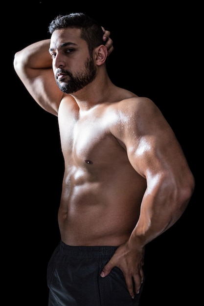 Ritratto di un uomo sicuro del bodybuilder